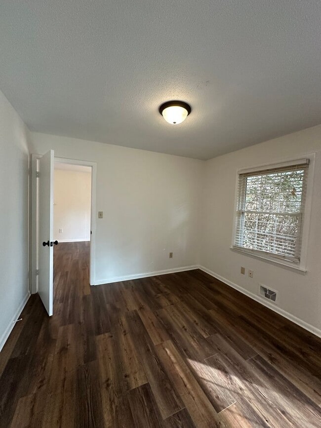 Foto del edificio - East-side home move-in ready