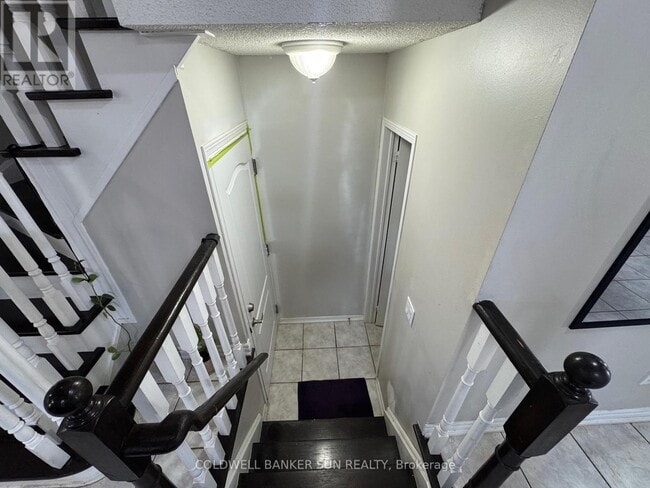Building Photo - 34 Fiddleneck Crescent
