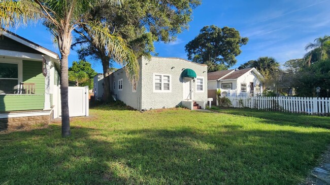 Building Photo - AVAILABLE NOW - Remodeled 3 bed/1bath Home...