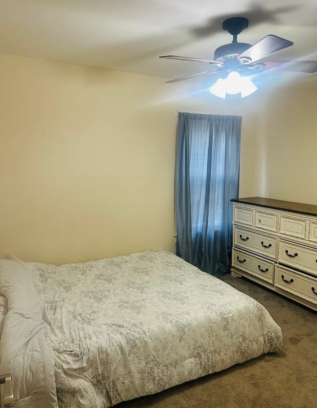 Building Photo - 858 Lower River Rd