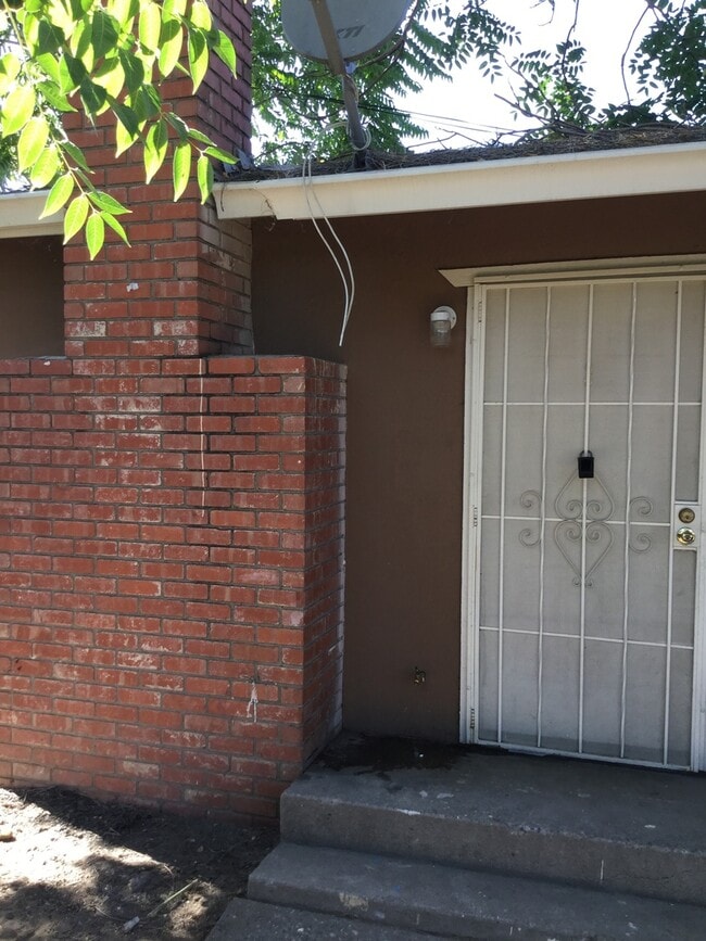 Building Photo - 560 Gilbert Ave