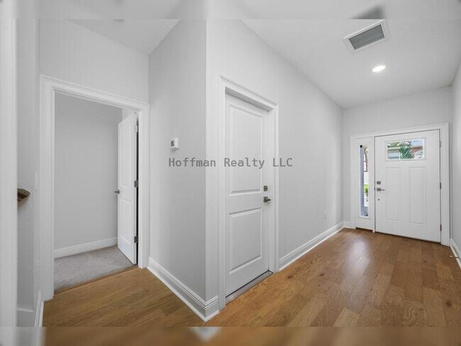 Building Photo - Luxury-Inspired Townhome Living in the Heart of South Tampa