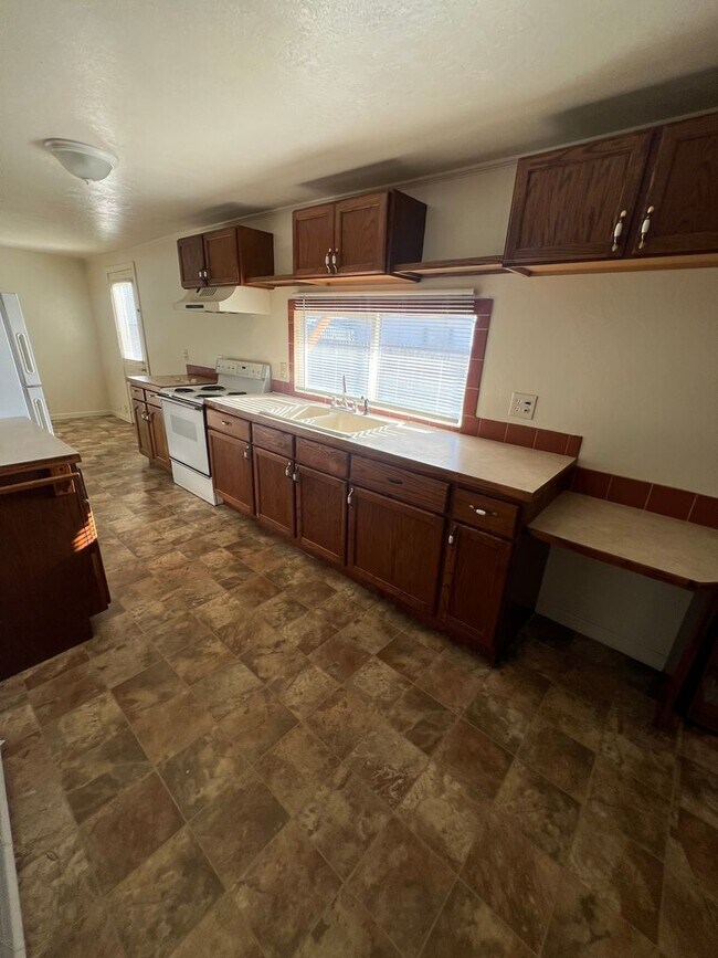 Building Photo - Room to spread out in this 3 Bedroom and 2 Bathroom - Pets Welcome