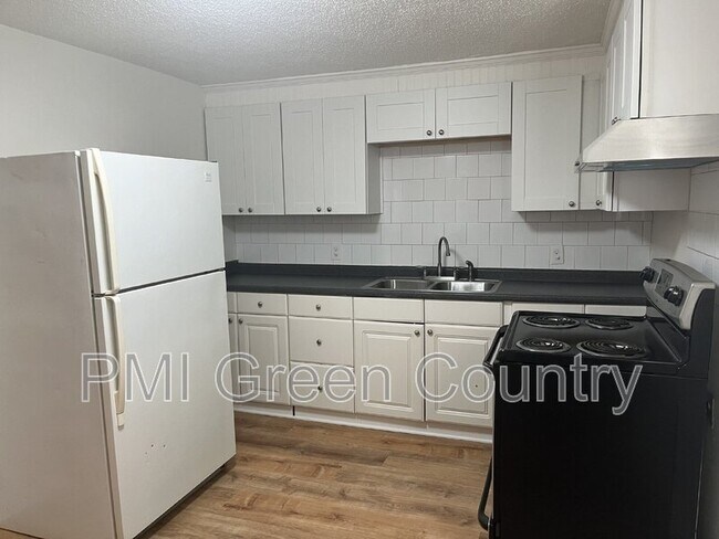 Foto del edificio - 318 E Redwood St