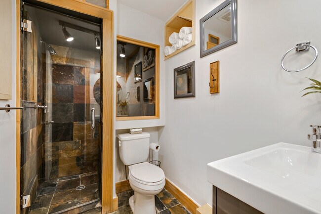 Foto del edificio - 2010 Jones Rd