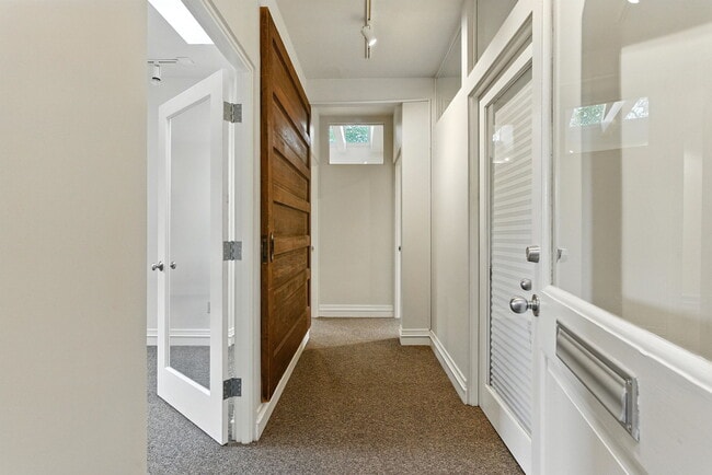 Building Photo - 906 NW 23rd Ave