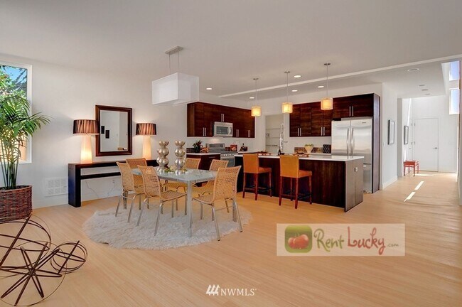 Foto del edificio - Spectacular 5-Bedroom Seattle Home in Pine...