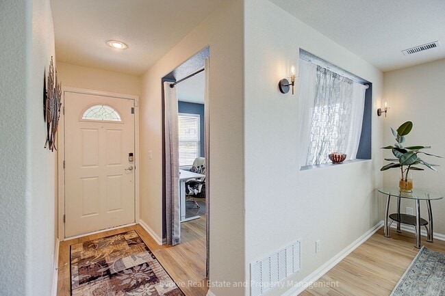 Foto del edificio - Evolve Real Estate: Beautiful Corner Townhome Available for Move-in on July 21st!