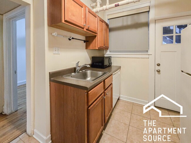 Building Photo - 2206 W Foster Ave