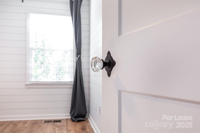 Foto del edificio - 542 Iverson Way