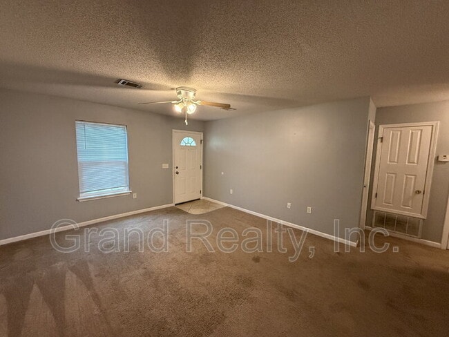 Building Photo - 1015 Peakview Dr
