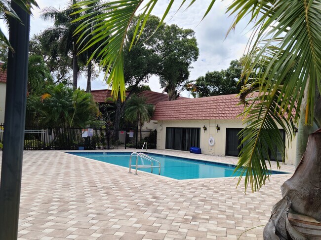 Foto del edificio - 130 S Cypress Rd