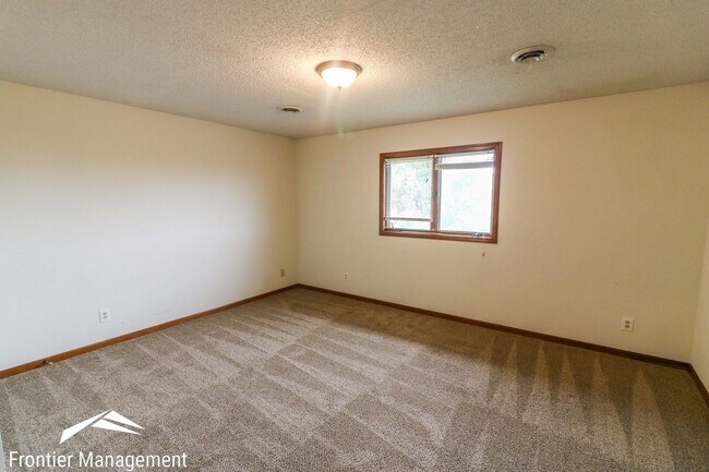 Foto del edificio - Stunning 2 bedroom duplex in West Manhattan! Large back deck provides beautiful view of Flint Hills!