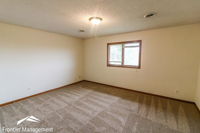Building Photo - Stunning 2 bedroom home in West Manhattan!...