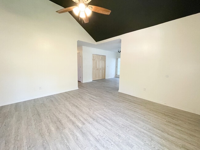 Building Photo - 405 Cami Forest Ln