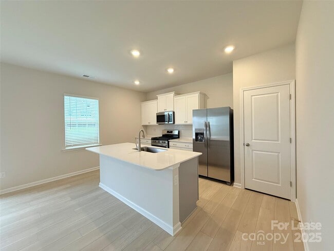 Building Photo - 6337 Fairfax Ct