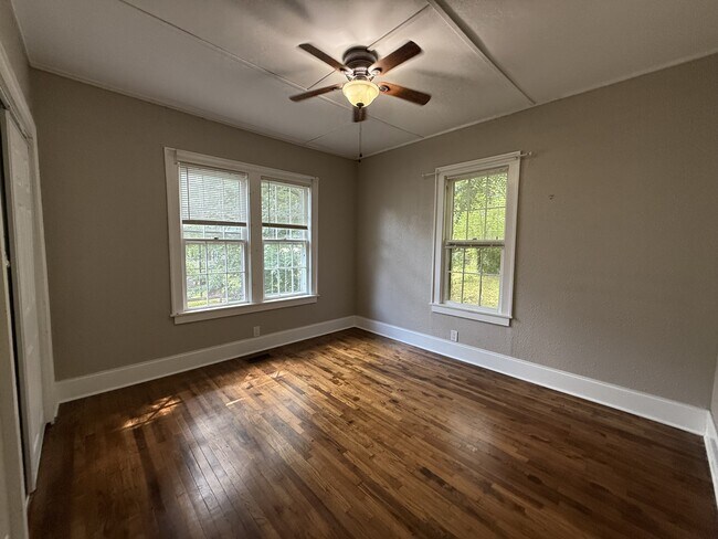 Foto del edificio - 2337 Woodbine Ave