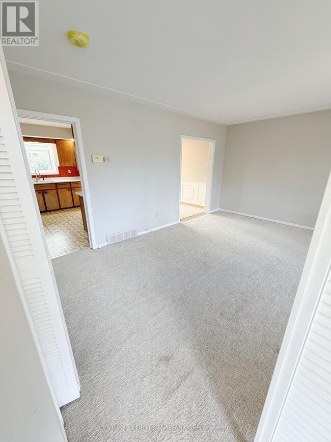 Building Photo - 711 Algoma Ave