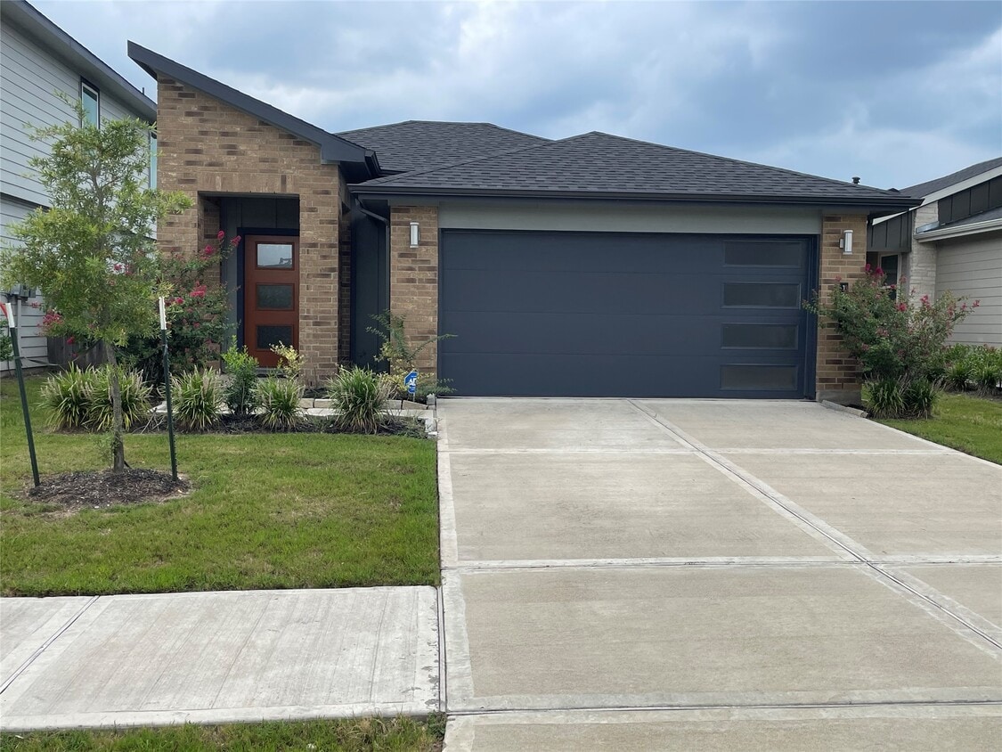 Foto principal - 12811 Harlesden Ln