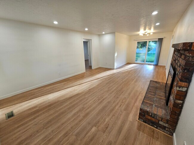 Building Photo - 2166 N Wildwood St