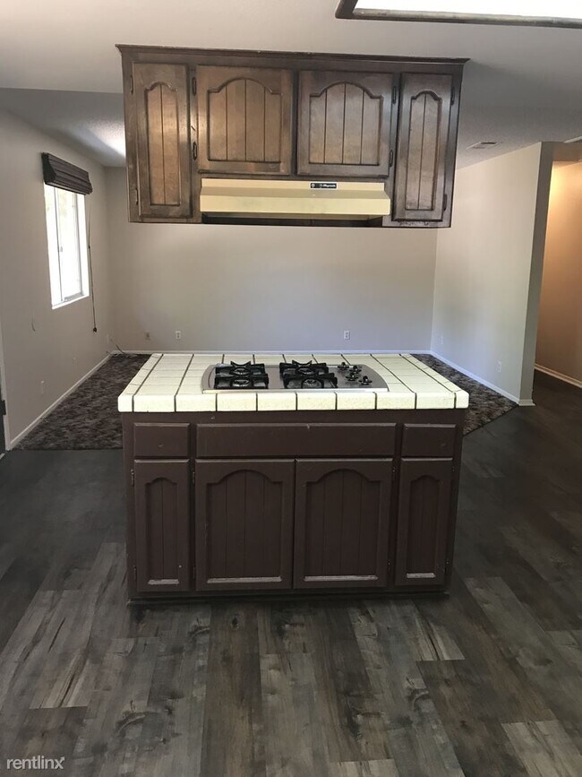 Foto del edificio - 3 br, 2 bath House - 680 Lake St.