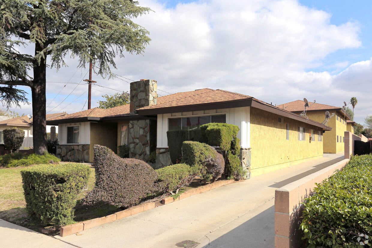 Primary Photo - 1320 S Del Mar Ave