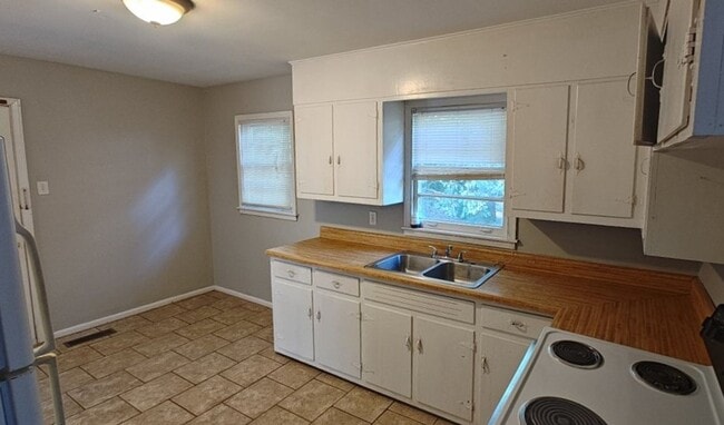 Building Photo - BELOW MARKET RENT!