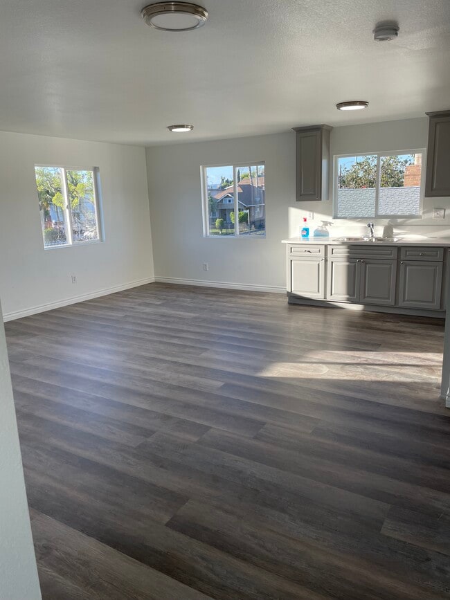 Kitchen-New appliances on its way - 4444 S San Pedro St Townhome