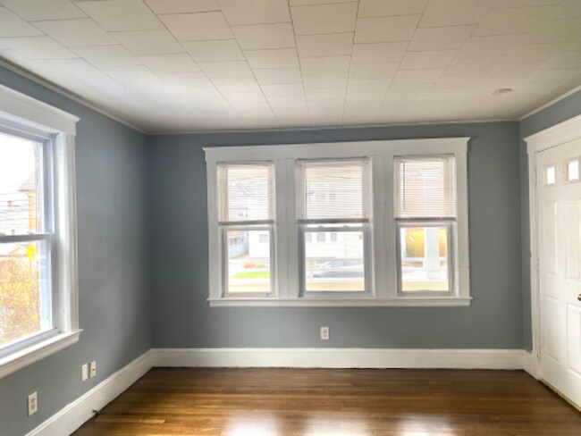 Building Photo - 1083 Main St