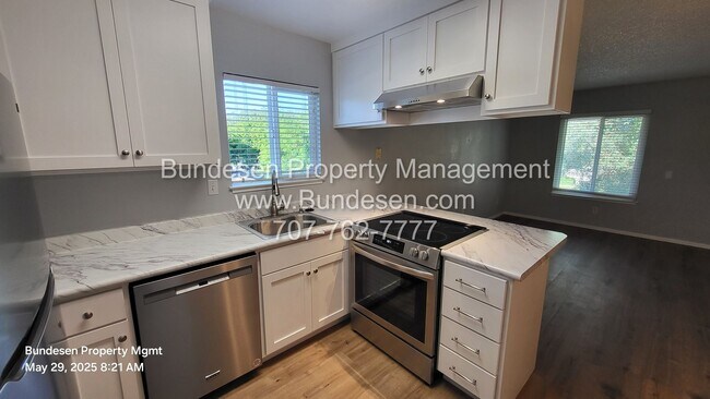 Foto del edificio - Freshly Renovated ~300 Stony Point Road,  ...