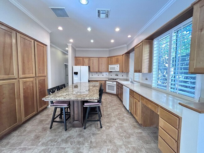 Foto del edificio - Incredible Four Bedroom Two Bathroom Home in Serrano Village