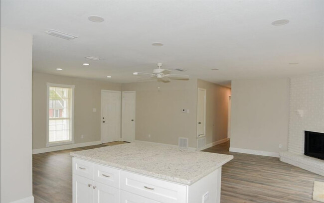 Building Photo - 9453 Cottage Park Dr S