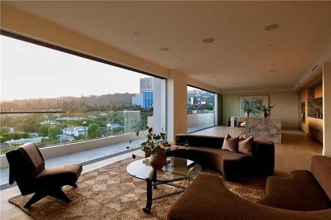 Building Photo - 838 N Doheny Dr
