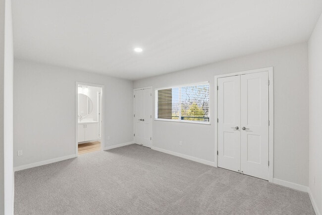 Renovación Premier 2026, dormitorio principal de 2x2 con baño - Fayette Arms Apartments