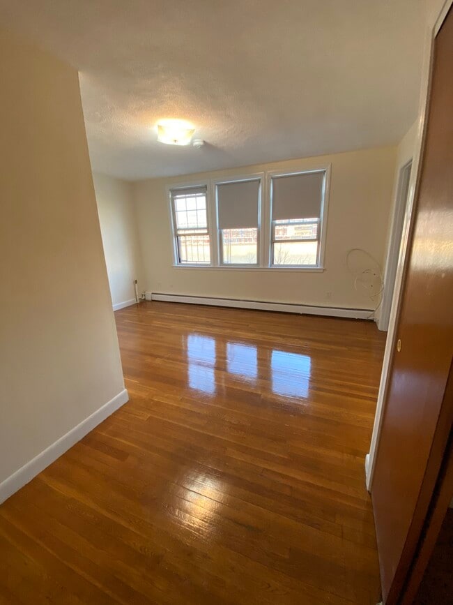 Building Photo - 164 N Beacon St