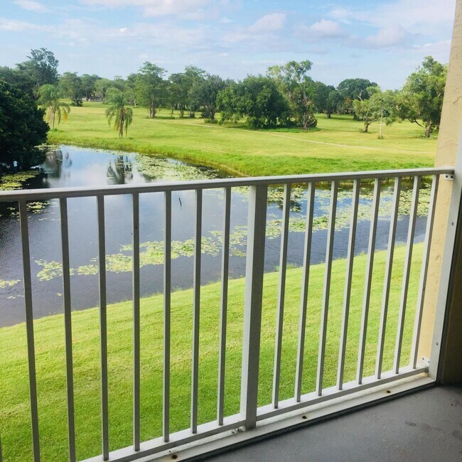 Foto del edificio - 2040 Greenview Shores Blvd