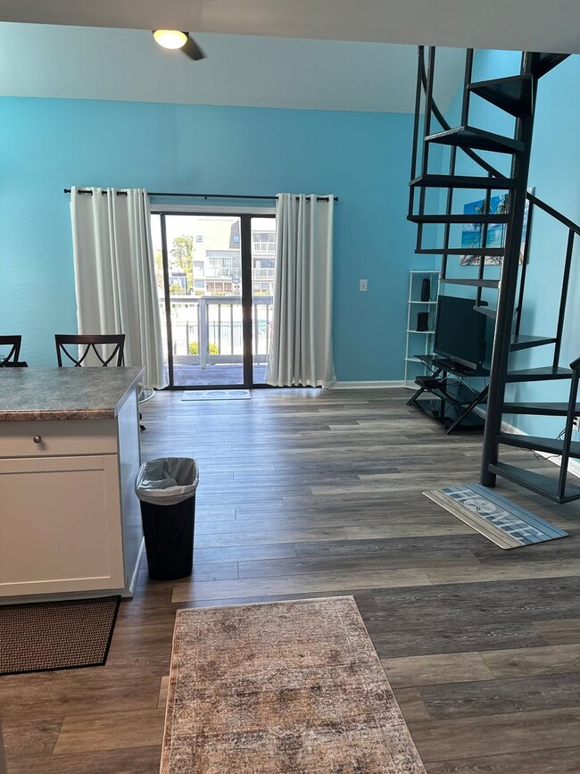 Building Photo - Fully furnished condo minutes from the beach!