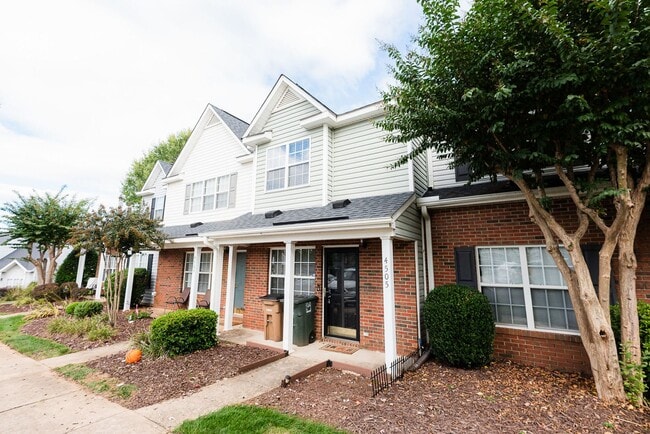 Amazing 2 bedroom 2.5 bathroom townhouse in NW Greensboro Keswick Place. Lawn care included. - Amazing 2 bedroom 2.5 bathroom townhouse in NW Greensboro Keswick Place. Lawn care included.