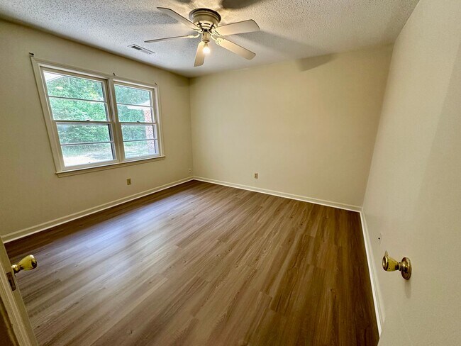 Building Photo - Country Living!