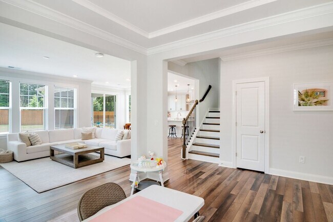 Building Photo - Chapel Hill 5 Bedroom/ 3 bath Home Gourmet Kitchen Fireplace and Fenced yard!