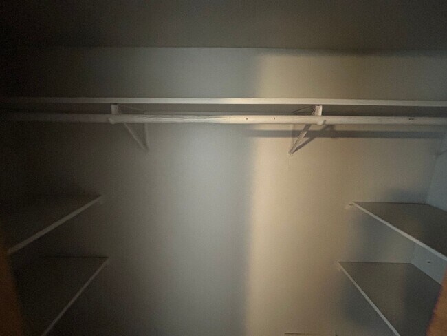 Building Photo - One Bed Close to Downtown and Avera