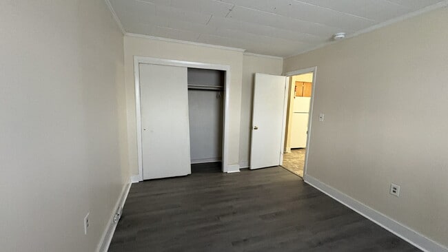 Building Photo - 3 Bedroom, 1 Bath Apartment with Southern Exposure.