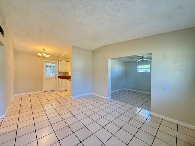 Foto del edificio - Altamonte Springs Gem! 3BR Home w/ Huge Screened Porch, Fenced Yard & Spacious Layout