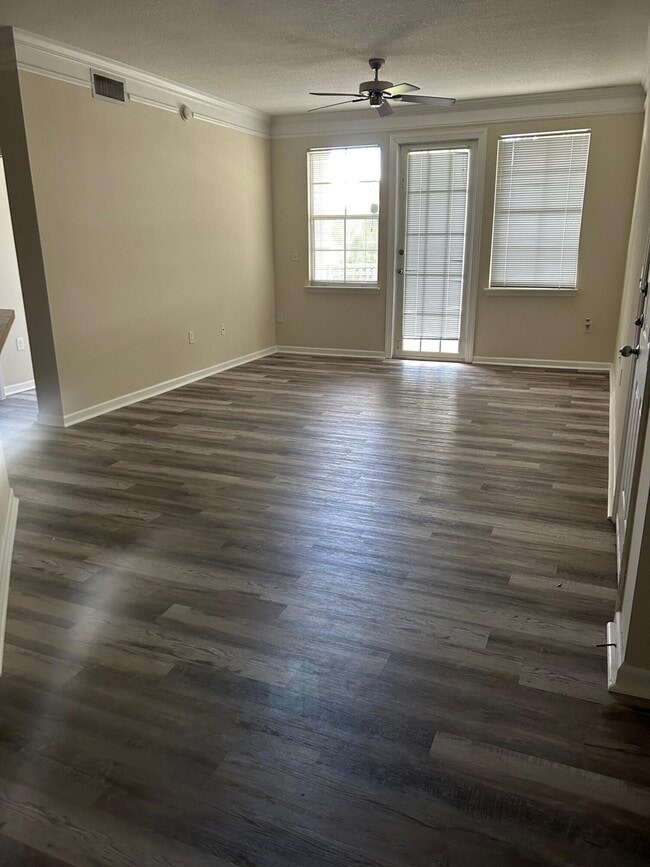 Foto del edificio - 9825 Baywinds Blvd
