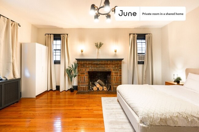 Building Photo - Private bedroom in 5 bed/2 bath Home