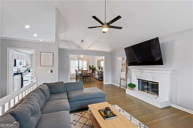 Building Photo - 2437 Pondside Pl NE