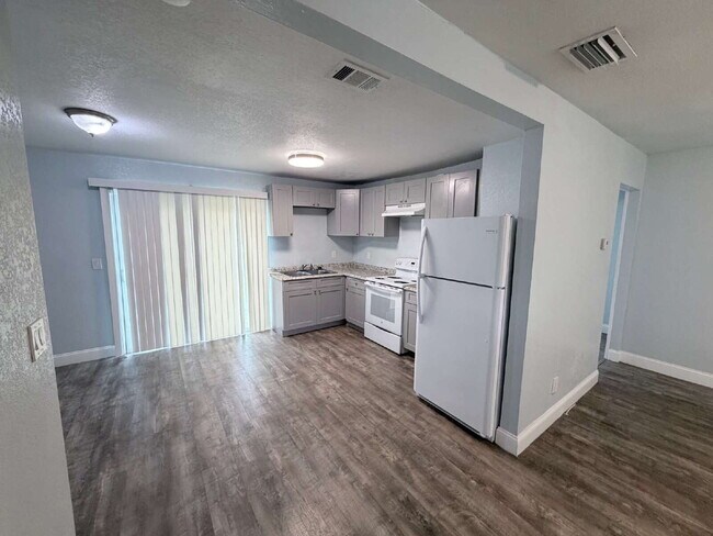 Building Photo - Charming home features 3 spacious bedrooms and 2 updated bathrooms
