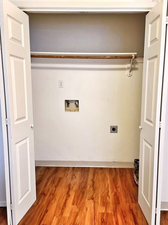 Building Photo - Perfect 3 bed 2 bath with gas Fireplace