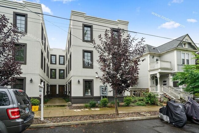 Foto del edificio - Modern Three-Story Townhouse in Hosford-Abernethy - W/S/G Included & Pet Friendly!