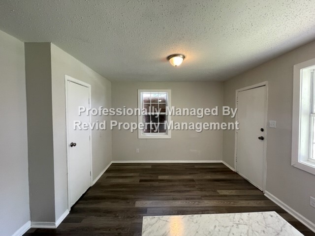 Building Photo - 374 N Dunlap St